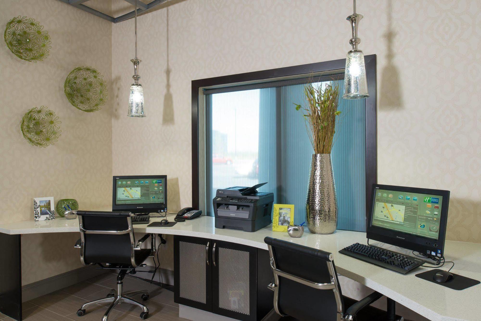 Holiday Inn Express Hotel & Suites North Kansas City By Ihg Dış mekan fotoğraf