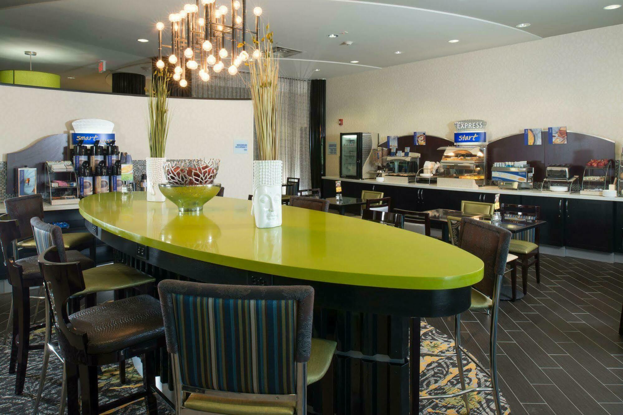 Holiday Inn Express Hotel & Suites North Kansas City By Ihg Dış mekan fotoğraf